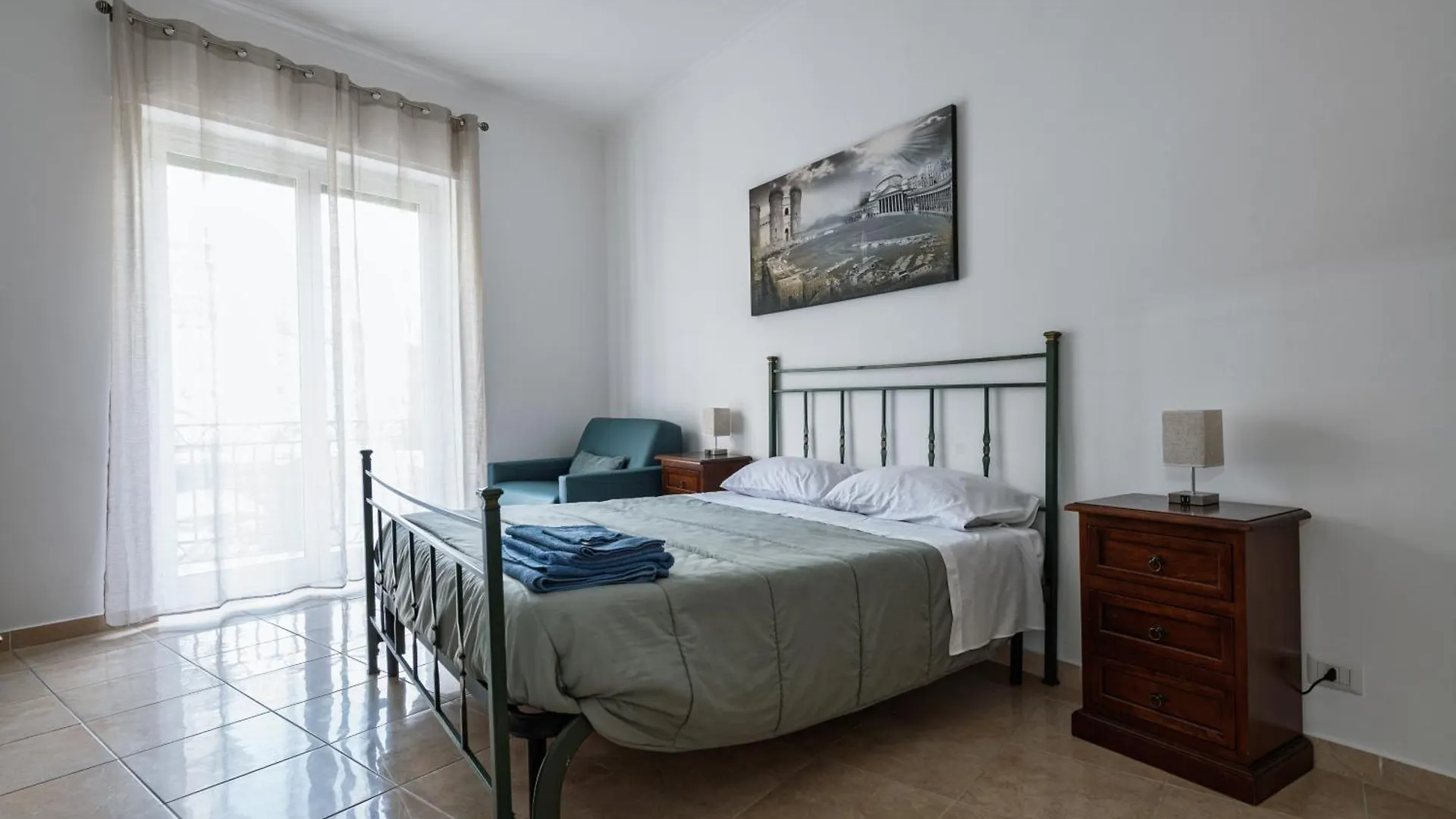 Roomors Of Naples 0*,