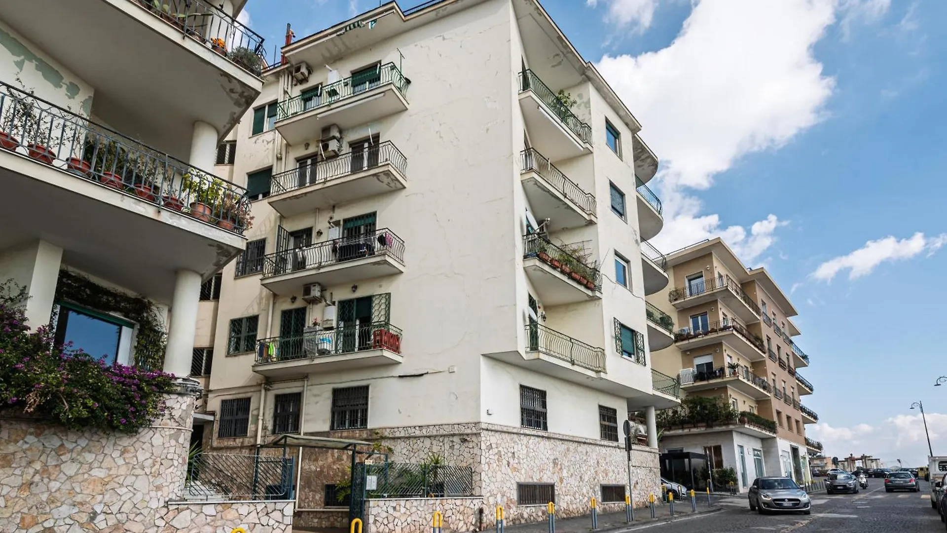 Roomors Of Naples Italy