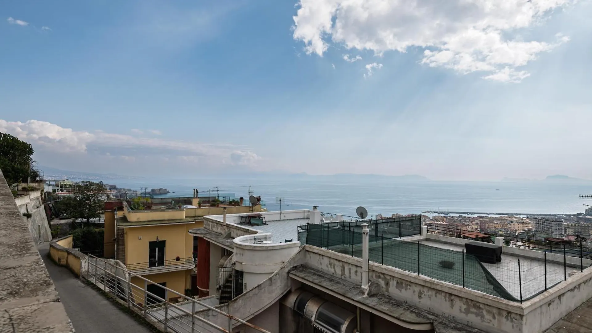 Roomors Of Naples