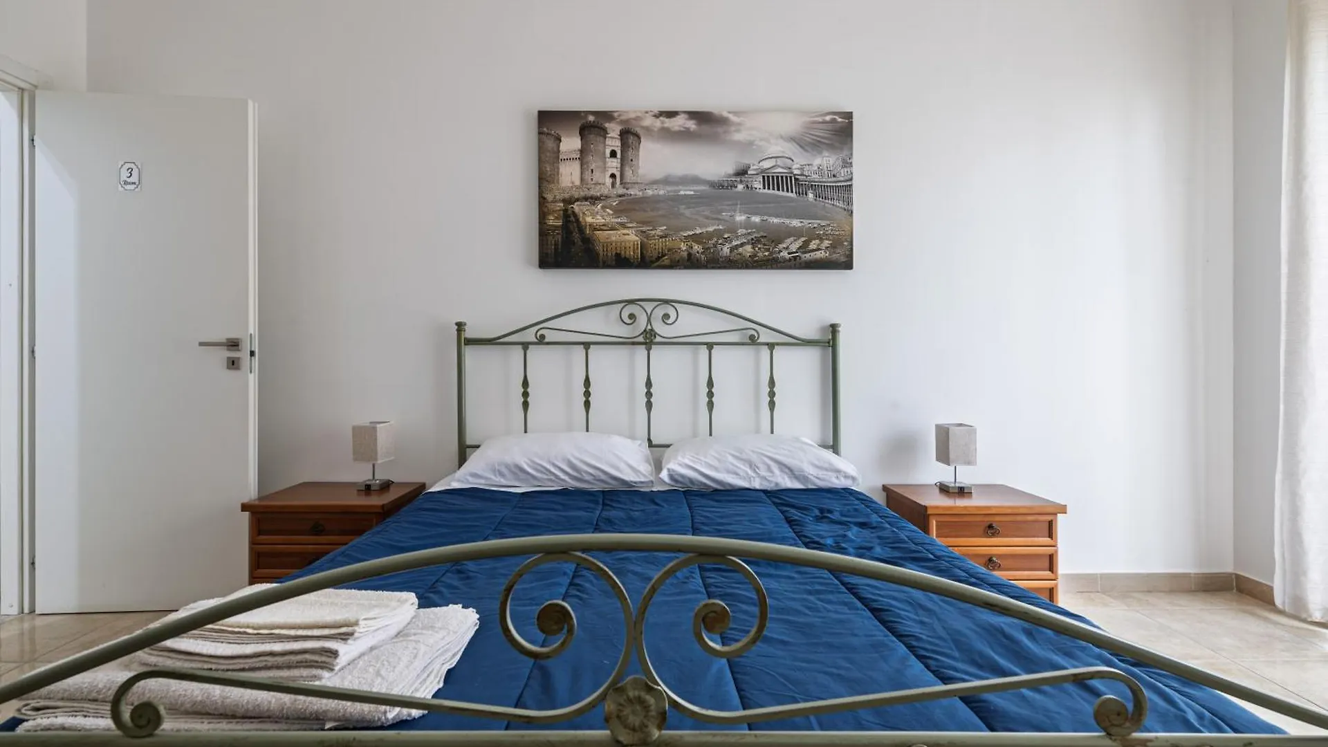 Roomors Of Naples