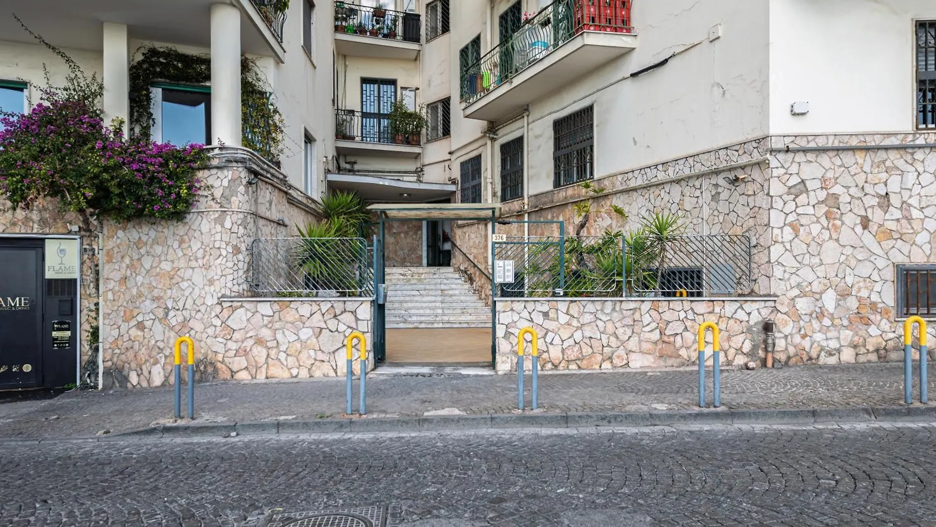Roomors Of Naples 0*,